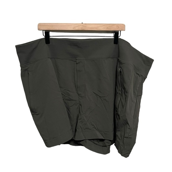 Athleta Trekkie North Short - Picture 2 of 8